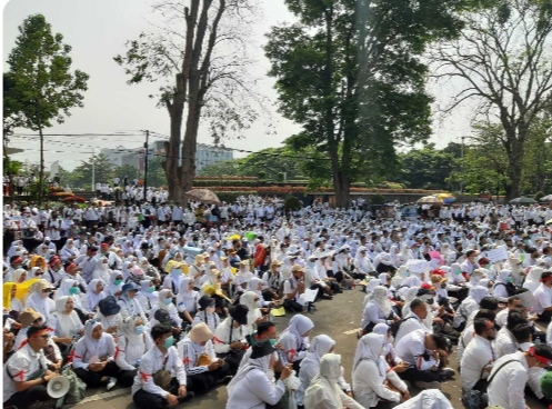 Tenaga kesehatan Honorer Se Jawa Barat Menggelar Unjuk Rasa